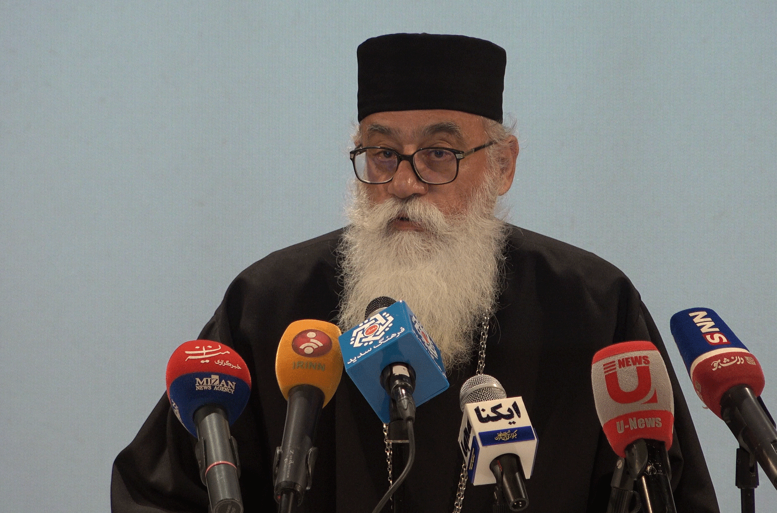 حجت الاسلام نواب: گفتگوی ادیان و مطالعات ادیانی بزرگترین دستاوردهای انقلاب اسلامی / اسقف اعظم داویدیان: ارامنه ایران وفادار به منافع ملی کشور و نظام جمهوری اسلامی هستند /اسقف اعظم بنیامین:پس از انقلاب اسلامی آشوریان دین دارتر شدند/سامه یح: اعطای حقوق شهروندی به کلیمیان توسط امامین انقلاب/خداداد کوچکی: پیروان تمام ادیان در 8 سال جنگ تحمیلی برای دفاع از ایران جنگیدند/ قره خانیان:انقلاب اسلامی همواره پابرجا خواهد ماند زیرا چیزی را که خدا پایه گذاری کند قطعا از آن نگهداری و نگهبانی خواهد کرد/مره صدق:قبل از انقلاب اقلیت های دینی مقیم ایران شناخته می شدند اما پس از انقلاب اسلامی آن ها شهروند درجه یک شدند/سروش پور:استقلال، آزادی و جمهوری اسلامی آرمان هایی بود که همه مردم ایران سالها به دنبال آن بودند/مفتاح:دستاوردهای انقلاب اسلامی در حوزه ادیان و مذاهب ناشی از همدلی و همبستگی عموم مردم است حجت الاسلام نواب: گفتگوی ادیان و مطالعات ادیانی بزرگترین دستاوردهای انقلاب اسلامی / اسقف اعظم داویدیان: ارامنه ایران وفادار به منافع ملی کشور و نظام جمهوری اسلامی هستند /اسقف اعظم بنیامین:پس از انقلاب اسلامی آشوریان دین دارتر شدند/سامه یح: اعطای حقوق شهروندی به کلیمیان توسط امامین انقلاب/خداداد کوچکی: پیروان تمام ادیان در 8 سال جنگ تحمیلی برای دفاع از ایران جنگیدند/ قره خانیان:انقلاب اسلامی همواره پابرجا خواهد ماند زیرا چیزی را که خدا پایه گذاری کند قطعا از آن نگهداری و نگهبانی خواهد کرد/مره صدق:قبل از انقلاب اقلیت های دینی مقیم ایران شناخته می شدند اما پس از انقلاب اسلامی آن ها شهروند درجه یک شدند/سروش پور:استقلال، آزادی و جمهوری اسلامی آرمان هایی بود که همه مردم ایران سالها به دنبال آن بودند/مفتاح:دستاوردهای انقلاب اسلامی در حوزه ادیان و مذاهب ناشی از همدلی و همبستگی عموم مردم است