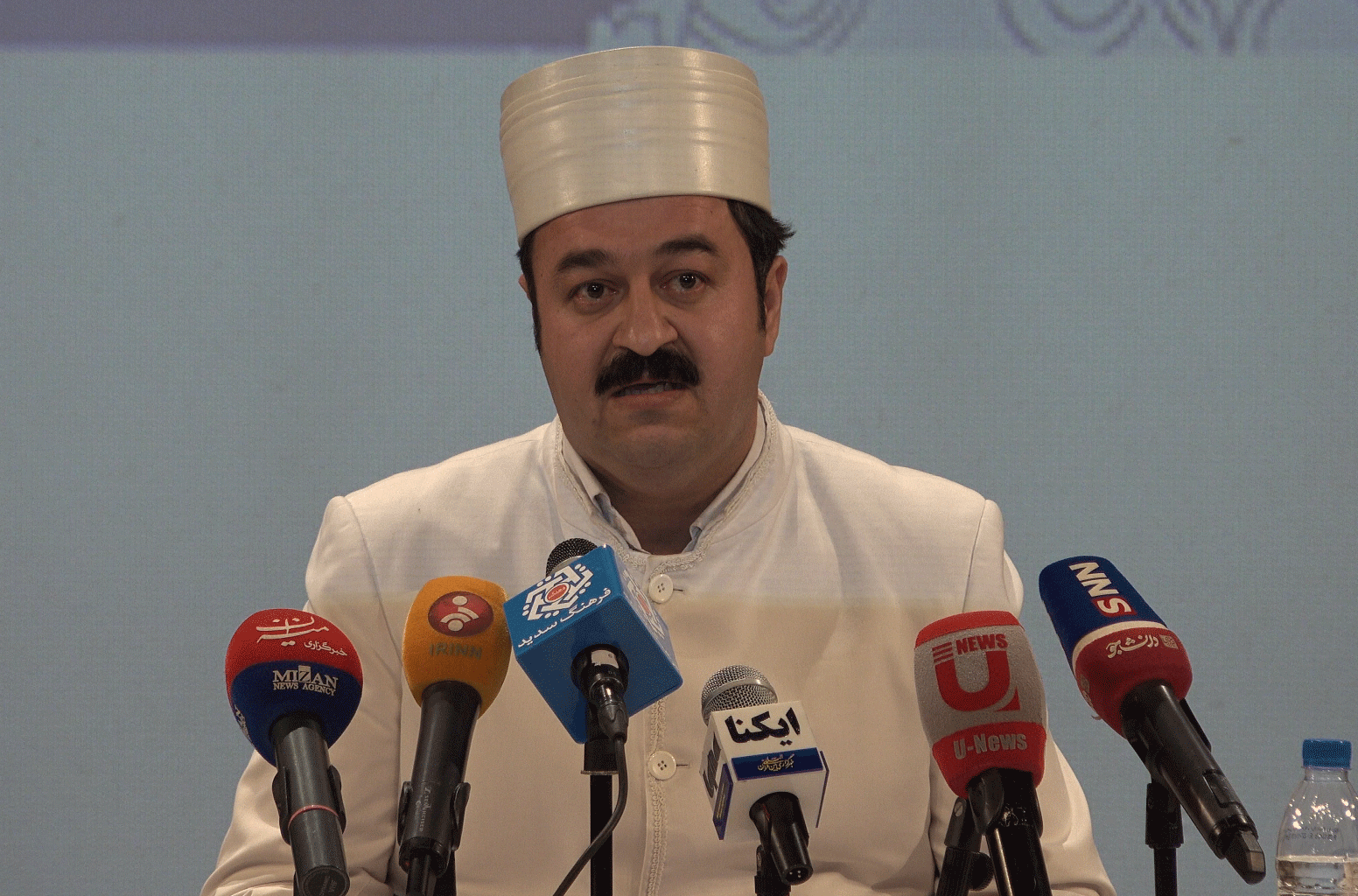 حجت الاسلام نواب: گفتگوی ادیان و مطالعات ادیانی بزرگترین دستاوردهای انقلاب اسلامی / اسقف اعظم داویدیان: ارامنه ایران وفادار به منافع ملی کشور و نظام جمهوری اسلامی هستند /اسقف اعظم بنیامین:پس از انقلاب اسلامی آشوریان دین دارتر شدند/سامه یح: اعطای حقوق شهروندی به کلیمیان توسط امامین انقلاب/خداداد کوچکی: پیروان تمام ادیان در 8 سال جنگ تحمیلی برای دفاع از ایران جنگیدند/ قره خانیان:انقلاب اسلامی همواره پابرجا خواهد ماند زیرا چیزی را که خدا پایه گذاری کند قطعا از آن نگهداری و نگهبانی خواهد کرد/مره صدق:قبل از انقلاب اقلیت های دینی مقیم ایران شناخته می شدند اما پس از انقلاب اسلامی آن ها شهروند درجه یک شدند/سروش پور:استقلال، آزادی و جمهوری اسلامی آرمان هایی بود که همه مردم ایران سالها به دنبال آن بودند/مفتاح:دستاوردهای انقلاب اسلامی در حوزه ادیان و مذاهب ناشی از همدلی و همبستگی عموم مردم است حجت الاسلام نواب: گفتگوی ادیان و مطالعات ادیانی بزرگترین دستاوردهای انقلاب اسلامی / اسقف اعظم داویدیان: ارامنه ایران وفادار به منافع ملی کشور و نظام جمهوری اسلامی هستند /اسقف اعظم بنیامین:پس از انقلاب اسلامی آشوریان دین دارتر شدند/سامه یح: اعطای حقوق شهروندی به کلیمیان توسط امامین انقلاب/خداداد کوچکی: پیروان تمام ادیان در 8 سال جنگ تحمیلی برای دفاع از ایران جنگیدند/ قره خانیان:انقلاب اسلامی همواره پابرجا خواهد ماند زیرا چیزی را که خدا پایه گذاری کند قطعا از آن نگهداری و نگهبانی خواهد کرد/مره صدق:قبل از انقلاب اقلیت های دینی مقیم ایران شناخته می شدند اما پس از انقلاب اسلامی آن ها شهروند درجه یک شدند/سروش پور:استقلال، آزادی و جمهوری اسلامی آرمان هایی بود که همه مردم ایران سالها به دنبال آن بودند/مفتاح:دستاوردهای انقلاب اسلامی در حوزه ادیان و مذاهب ناشی از همدلی و همبستگی عموم مردم است