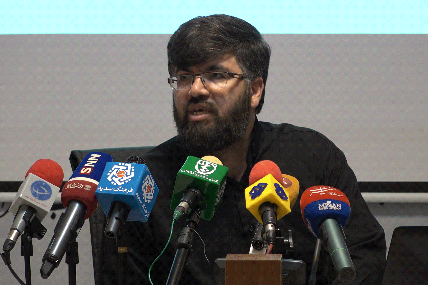 حسینی: ایران به برکت انقلاب، هجدهمین اقتصاد بزرگ جهان شده است/ حیدری کردزنگنه: صادرات غیرنفتی بعد از انقلاب 20 برابر شد/ قادری: ایران بعد از انقلاب جزو 10 کشور برتر دنیا در دانش ساخت پالایشگاه و نیروگاه شد/ حسننزاد: امروز یک بازار بورس در هر شهر فعال است/ غفاری: صنعت هواپیمایی ایران بعد از انقلاب در رتبه بیستم دنیا قرار گرفت/ حسینیمنش: حضور فقها در کنار بازار بورس دستاورد انقلاب اسلامی است حسینی: ایران به برکت انقلاب، هجدهمین اقتصاد بزرگ جهان شده است/ حیدری کردزنگنه: صادرات غیرنفتی بعد از انقلاب 20 برابر شد/ قادری: ایران بعد از انقلاب جزو 10 کشور برتر دنیا در دانش ساخت پالایشگاه و نیروگاه شد/ حسننزاد: امروز یک بازار بورس در هر شهر فعال است/ غفاری: صنعت هواپیمایی ایران بعد از انقلاب در رتبه بیستم دنیا قرار گرفت/ حسینیمنش: حضور فقها در کنار بازار بورس دستاورد انقلاب اسلامی است