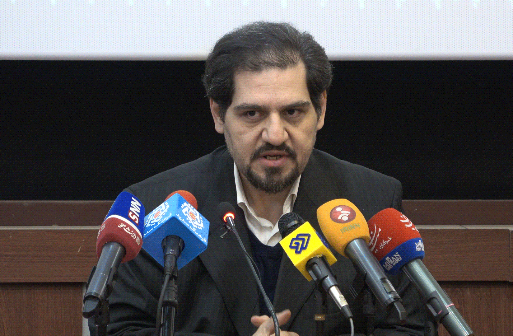 مهدوی: جایگاه موسیقی انقلابی در دهه ۶۰ به اوج خود رسید/ رضایی: در آمریکا با سفارش پنتاگون موسیقی تهیه میشود آنوقت برخی در داخل موسیقی انقلاب را با عنوان سفارشی تخطئه میکنند/ گلریز: موسیقی قبل از انقلاب در بین اقشار متدین جایی نداشت، اما پس از انقلاب افراد مذهبی هم به موسیقی روی آوردند/ خسروی: فعالیت ۱۵۰ استودیو حرفهای رسمی و ۱۰۰ استودیو حرفهای غیر رسمی بعد از انقلاب/ جاوید: قبل از انقلاب موسیقی اقوام برای پُز دادن بود، اما پس از انقلاب اسلامی موسیقی اقوام به صورت علمی بررسی شد/ رفیعی: نوع نگرش خاندان پهلوی به موسیقی ملی استخفافی بود مهدوی: جایگاه موسیقی انقلابی در دهه ۶۰ به اوج خود رسید/ رضایی: در آمریکا با سفارش پنتاگون موسیقی تهیه میشود آنوقت برخی در داخل موسیقی انقلاب را با عنوان سفارشی تخطئه میکنند/ گلریز: موسیقی قبل از انقلاب در بین اقشار متدین جایی نداشت، اما پس از انقلاب افراد مذهبی هم به موسیقی روی آوردند/ خسروی: فعالیت ۱۵۰ استودیو حرفهای رسمی و ۱۰۰ استودیو حرفهای غیر رسمی بعد از انقلاب/ جاوید: قبل از انقلاب موسیقی اقوام برای پُز دادن بود، اما پس از انقلاب اسلامی موسیقی اقوام به صورت علمی بررسی شد/ رفیعی: نوع نگرش خاندان پهلوی به موسیقی ملی استخفافی بود