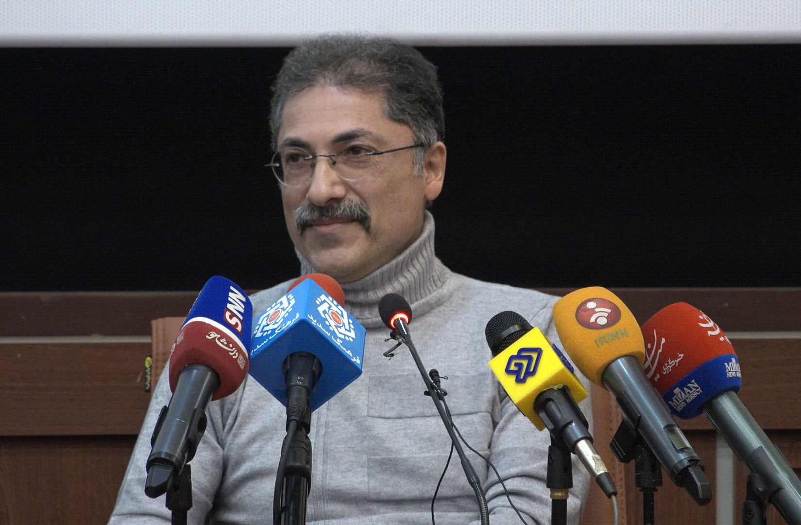 مهدوی: جایگاه موسیقی انقلابی در دهه ۶۰ به اوج خود رسید/ رضایی: در آمریکا با سفارش پنتاگون موسیقی تهیه میشود آنوقت برخی در داخل موسیقی انقلاب را با عنوان سفارشی تخطئه میکنند/ گلریز: موسیقی قبل از انقلاب در بین اقشار متدین جایی نداشت، اما پس از انقلاب افراد مذهبی هم به موسیقی روی آوردند/ خسروی: فعالیت ۱۵۰ استودیو حرفهای رسمی و ۱۰۰ استودیو حرفهای غیر رسمی بعد از انقلاب/ جاوید: قبل از انقلاب موسیقی اقوام برای پُز دادن بود، اما پس از انقلاب اسلامی موسیقی اقوام به صورت علمی بررسی شد/ رفیعی: نوع نگرش خاندان پهلوی به موسیقی ملی استخفافی بود مهدوی: جایگاه موسیقی انقلابی در دهه ۶۰ به اوج خود رسید/ رضایی: در آمریکا با سفارش پنتاگون موسیقی تهیه میشود آنوقت برخی در داخل موسیقی انقلاب را با عنوان سفارشی تخطئه میکنند/ گلریز: موسیقی قبل از انقلاب در بین اقشار متدین جایی نداشت، اما پس از انقلاب افراد مذهبی هم به موسیقی روی آوردند/ خسروی: فعالیت ۱۵۰ استودیو حرفهای رسمی و ۱۰۰ استودیو حرفهای غیر رسمی بعد از انقلاب/ جاوید: قبل از انقلاب موسیقی اقوام برای پُز دادن بود، اما پس از انقلاب اسلامی موسیقی اقوام به صورت علمی بررسی شد/ رفیعی: نوع نگرش خاندان پهلوی به موسیقی ملی استخفافی بود