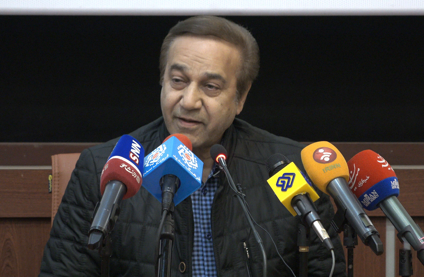 مهدوی: جایگاه موسیقی انقلابی در دهه ۶۰ به اوج خود رسید/ رضایی: در آمریکا با سفارش پنتاگون موسیقی تهیه میشود آنوقت برخی در داخل موسیقی انقلاب را با عنوان سفارشی تخطئه میکنند/ گلریز: موسیقی قبل از انقلاب در بین اقشار متدین جایی نداشت، اما پس از انقلاب افراد مذهبی هم به موسیقی روی آوردند/ خسروی: فعالیت ۱۵۰ استودیو حرفهای رسمی و ۱۰۰ استودیو حرفهای غیر رسمی بعد از انقلاب/ جاوید: قبل از انقلاب موسیقی اقوام برای پُز دادن بود، اما پس از انقلاب اسلامی موسیقی اقوام به صورت علمی بررسی شد/ رفیعی: نوع نگرش خاندان پهلوی به موسیقی ملی استخفافی بود مهدوی: جایگاه موسیقی انقلابی در دهه ۶۰ به اوج خود رسید/ رضایی: در آمریکا با سفارش پنتاگون موسیقی تهیه میشود آنوقت برخی در داخل موسیقی انقلاب را با عنوان سفارشی تخطئه میکنند/ گلریز: موسیقی قبل از انقلاب در بین اقشار متدین جایی نداشت، اما پس از انقلاب افراد مذهبی هم به موسیقی روی آوردند/ خسروی: فعالیت ۱۵۰ استودیو حرفهای رسمی و ۱۰۰ استودیو حرفهای غیر رسمی بعد از انقلاب/ جاوید: قبل از انقلاب موسیقی اقوام برای پُز دادن بود، اما پس از انقلاب اسلامی موسیقی اقوام به صورت علمی بررسی شد/ رفیعی: نوع نگرش خاندان پهلوی به موسیقی ملی استخفافی بود