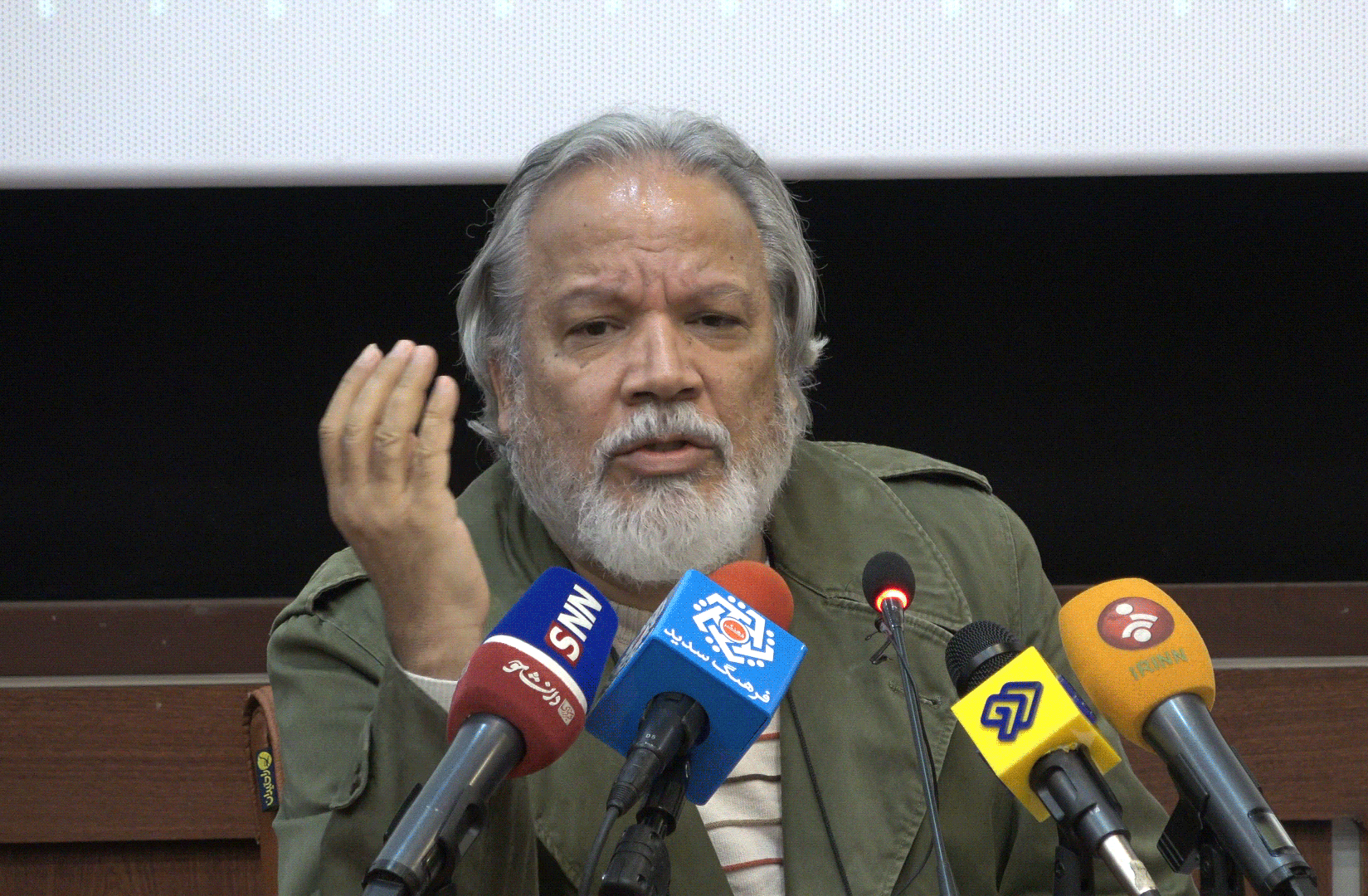 مهدوی: جایگاه موسیقی انقلابی در دهه ۶۰ به اوج خود رسید/ رضایی: در آمریکا با سفارش پنتاگون موسیقی تهیه میشود آنوقت برخی در داخل موسیقی انقلاب را با عنوان سفارشی تخطئه میکنند/ گلریز: موسیقی قبل از انقلاب در بین اقشار متدین جایی نداشت، اما پس از انقلاب افراد مذهبی هم به موسیقی روی آوردند/ خسروی: فعالیت ۱۵۰ استودیو حرفهای رسمی و ۱۰۰ استودیو حرفهای غیر رسمی بعد از انقلاب/ جاوید: قبل از انقلاب موسیقی اقوام برای پُز دادن بود، اما پس از انقلاب اسلامی موسیقی اقوام به صورت علمی بررسی شد/ رفیعی: نوع نگرش خاندان پهلوی به موسیقی ملی استخفافی بود مهدوی: جایگاه موسیقی انقلابی در دهه ۶۰ به اوج خود رسید/ رضایی: در آمریکا با سفارش پنتاگون موسیقی تهیه میشود آنوقت برخی در داخل موسیقی انقلاب را با عنوان سفارشی تخطئه میکنند/ گلریز: موسیقی قبل از انقلاب در بین اقشار متدین جایی نداشت، اما پس از انقلاب افراد مذهبی هم به موسیقی روی آوردند/ خسروی: فعالیت ۱۵۰ استودیو حرفهای رسمی و ۱۰۰ استودیو حرفهای غیر رسمی بعد از انقلاب/ جاوید: قبل از انقلاب موسیقی اقوام برای پُز دادن بود، اما پس از انقلاب اسلامی موسیقی اقوام به صورت علمی بررسی شد/ رفیعی: نوع نگرش خاندان پهلوی به موسیقی ملی استخفافی بود