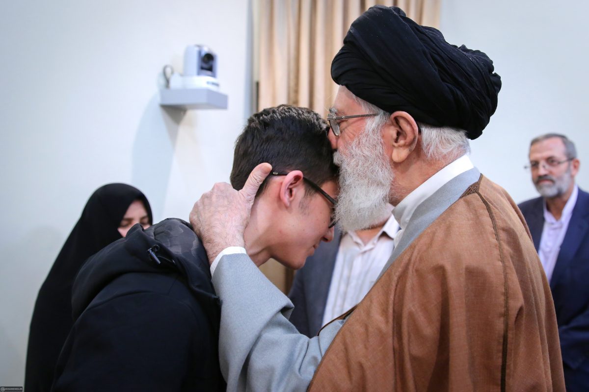 آینده این کشور همان طور که آقا فرمودند به مراتب درخشان تر از امروز است/ رازهای قهرمان شطرنج ایران در دیدار با رهبر انقلاب