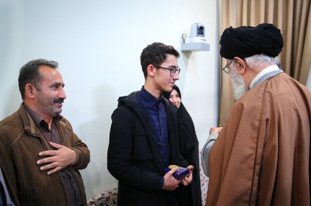 آینده این کشور همان طور که آقا فرمودند به مراتب درخشان تر از امروز است/ رازهای قهرمان شطرنج ایران در دیدار با رهبر انقلاب