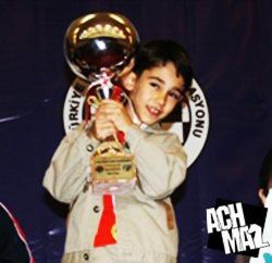 آینده این کشور همان طور که آقا فرمودند به مراتب درخشان تر از امروز است/ رازهای قهرمان شطرنج ایران در دیدار با رهبر انقلاب