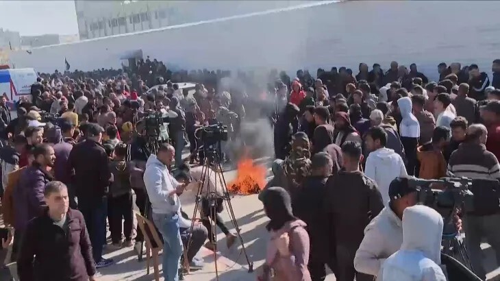 ققنوس‌وار از دل آتش برآمدن و حیات بخشیدن