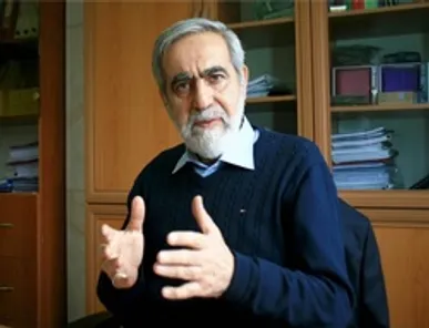 معماری یعنی آبادسازی محیط زیست انسان‌ها نه اینکه برج‌های بلند هیولا مانند بسازیم/ دانشگاه‌ها فقط از معماری تاریخی و توصیفی می‌گویند اما با مصادیق معماری اسلامی آشنا نیستند/ در گام دوم انقلاب باید به سراغ هنر معماری و ساختمان بریم