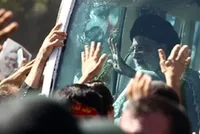 به کوری چشم دشمن پرچمدارت را حمایت کن!