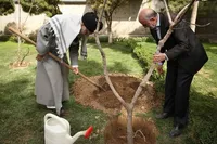 کاشت نهال توسط رهبر انقلاب در روز درختکاری