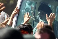 به کوری چشم دشمن پرچمدارت را حمایت کن!