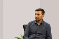 برای دیدن وقایع تاریخی نیازمند کاتبِ زنده هستیم