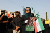 زنان خشت بنای سنگر دفاع از وطن را می&zwnj;سازند
