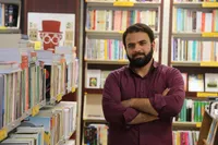 نشر&zwnj;های دولتی فقط پول بگیر هستند و تلاشی برای خودکفایی ندارند/ باید آتش حمایت از نشر دولتی کم و نشر خصوصی تقویت شود/ جریان انقلابی هنوز باور درستی درباره نشر خصوصی ندارد/ پاسخ رهبر انقلاب به نامه صفارهرندی؛ تنها راه برون رفت از معضلات امروز حوزه نشر