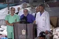ایستاده در غبار